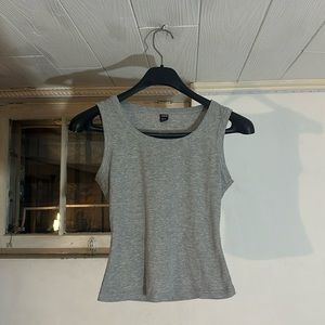 gray tank top